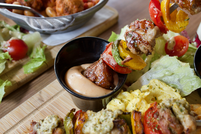 沾抹雷莫拉醬後的肉串滋味更可口!