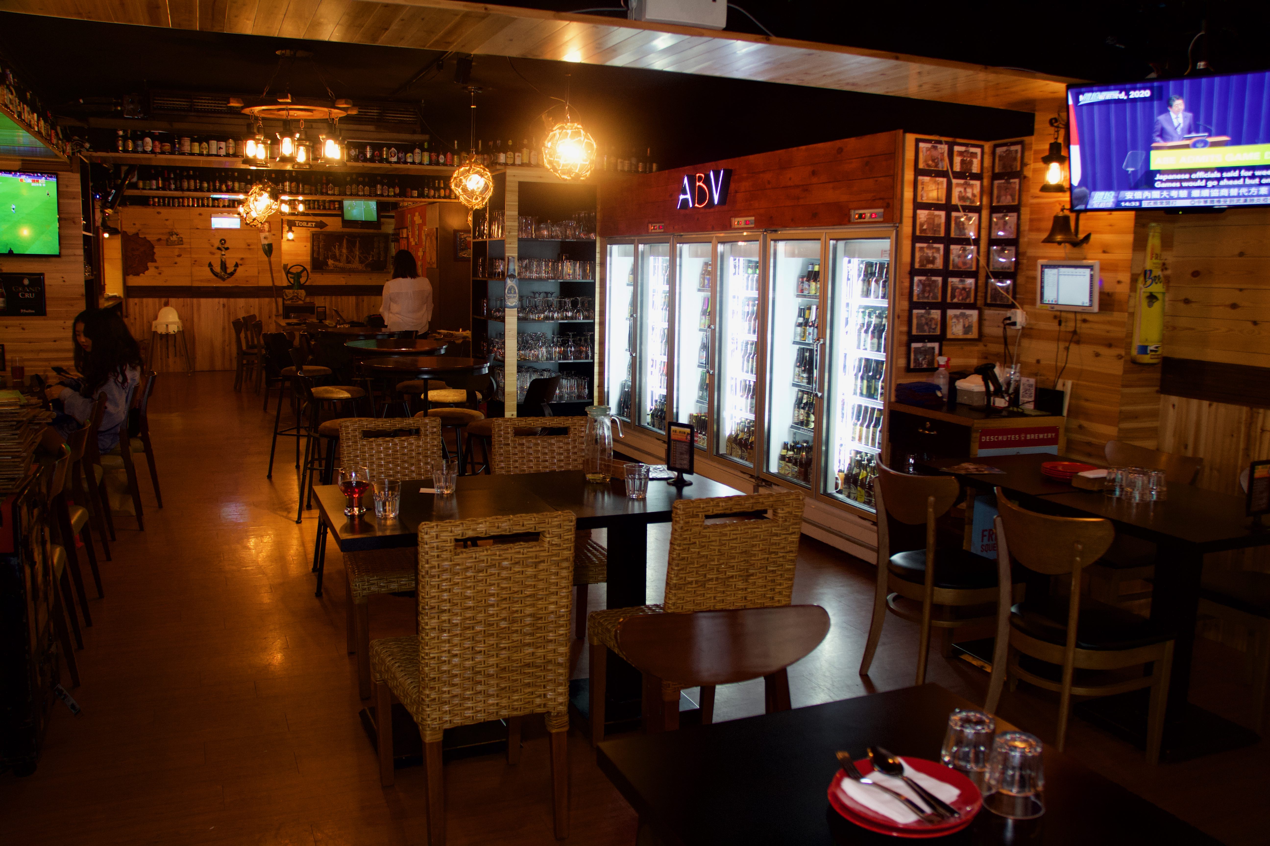 寬敞的室內空間,輕快的拉丁樂曲,舒適的用餐環境