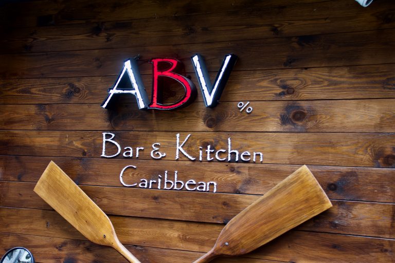 豪邁掛上船槳,乘著風順利前行加勒比海!