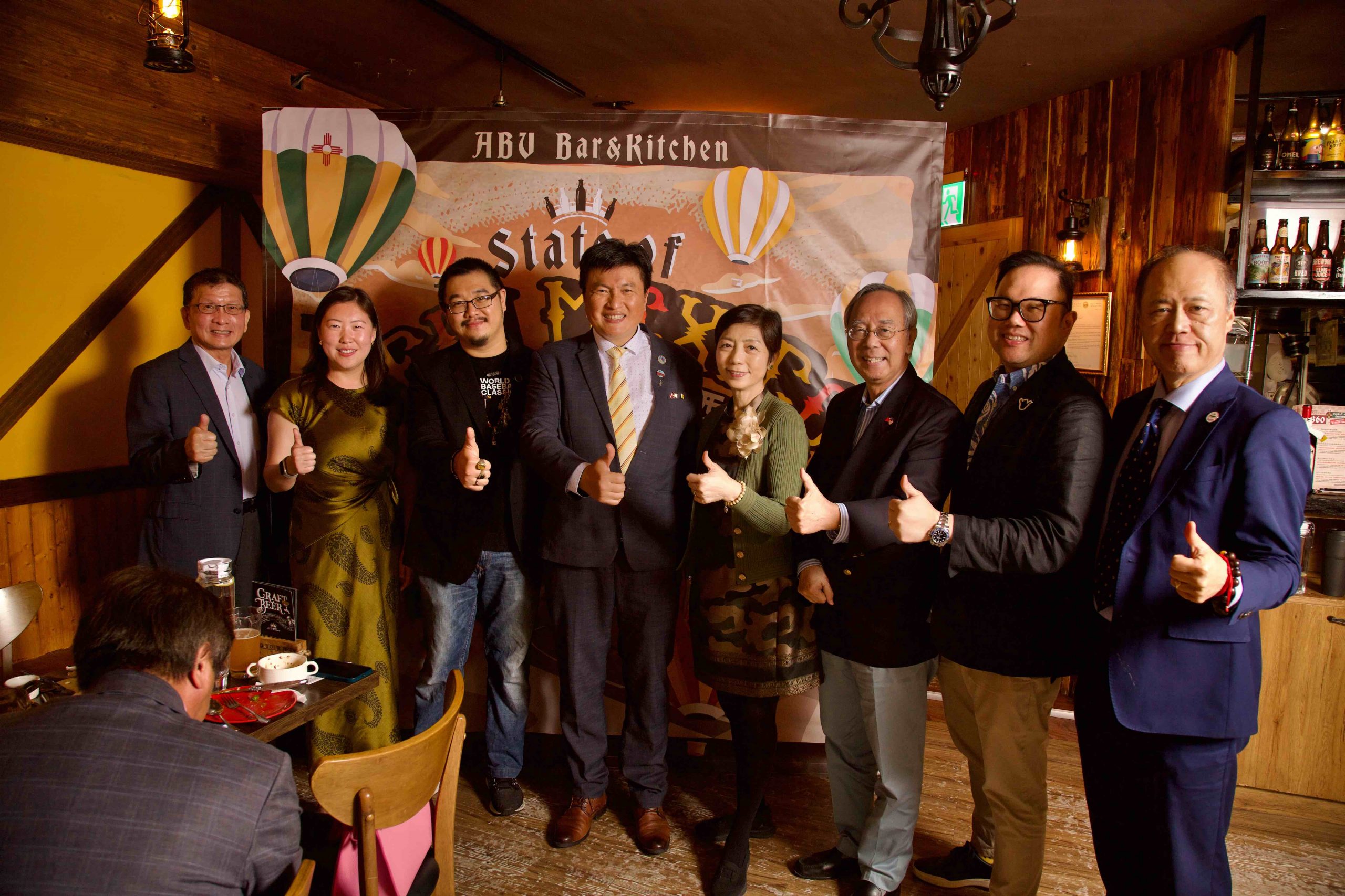 左起愛達荷州駐台辦事處代表 顏銀德 美國在台協會 農業貿易處 姚總監 ABV餐飲集團創辦人 Camilo 新墨西哥州駐台辦事處 怡辰處長 蒙大拿亞太商務辦事處 王美美處長 美國密蘇里州 馬漢海處長 夏威夷辦事處 許正昌處長 美國州辦事處協會 嚴樹芬會長 左起愛達荷州駐台辦事處代表 顏銀德 美國在台協會 農業貿易處 姚總監 ABV餐飲集團創辦人 Camilo 新墨西哥州駐台辦事處 怡辰處長 蒙大拿亞太商務辦事處 王美美處長 美國密蘇里州 馬漢海處長 夏威夷辦事處 許正昌處長 美國州辦事處協會 嚴樹芬會長